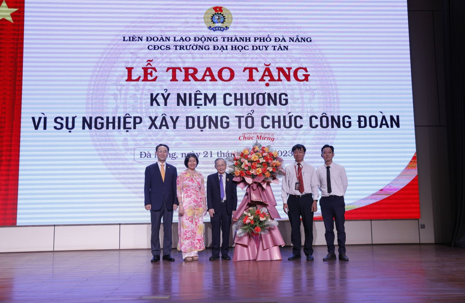Nhà giáo Ưu tú, Anh hùng Lao động Lê Công Cơ, Chủ tịch Hội đồng Trường Đại học Duy Tân nhận kỷ niệm chương " Vì sự nghiệp xây dựng tổ chức công Đoàn"